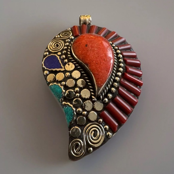 Vintage & Handcrafted Tibetan Tribal Theme Pendant Inlay With Stones & Silver🔥 - Picture 8 of 9
